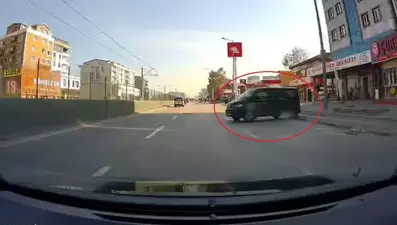 El freni çekilmeyen minibüs dehşet saçıyordu