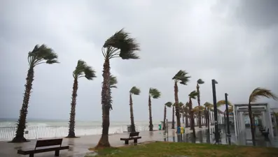 Kırmızı kodla aşırı yağış uyarısı yapılan Antalya'da sağanak etkili oluyor