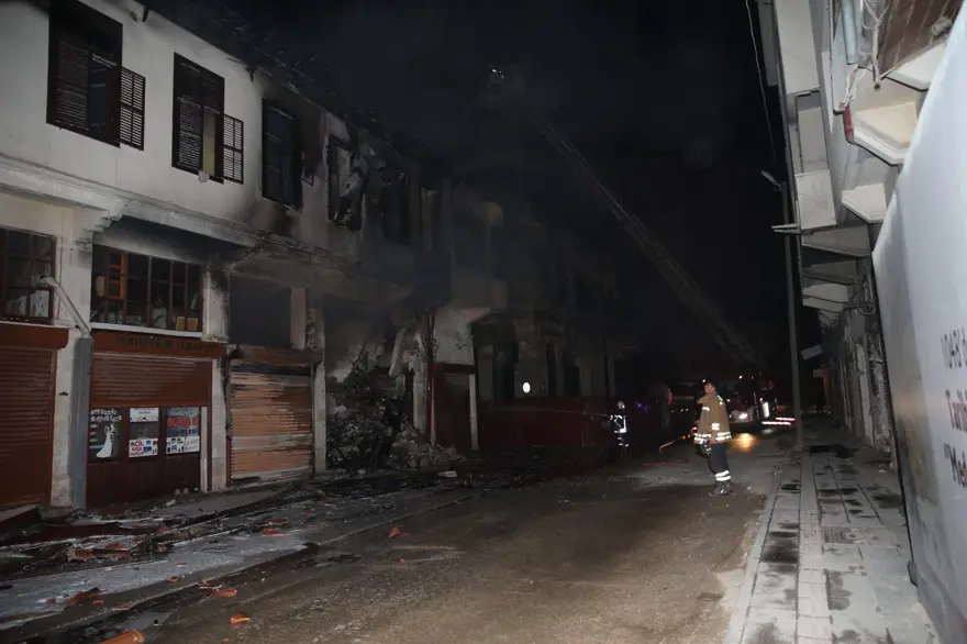 Hatay'da deprem hasarlı evde yangın 2 Hatay'da deprem hasarlı evde yangın 2