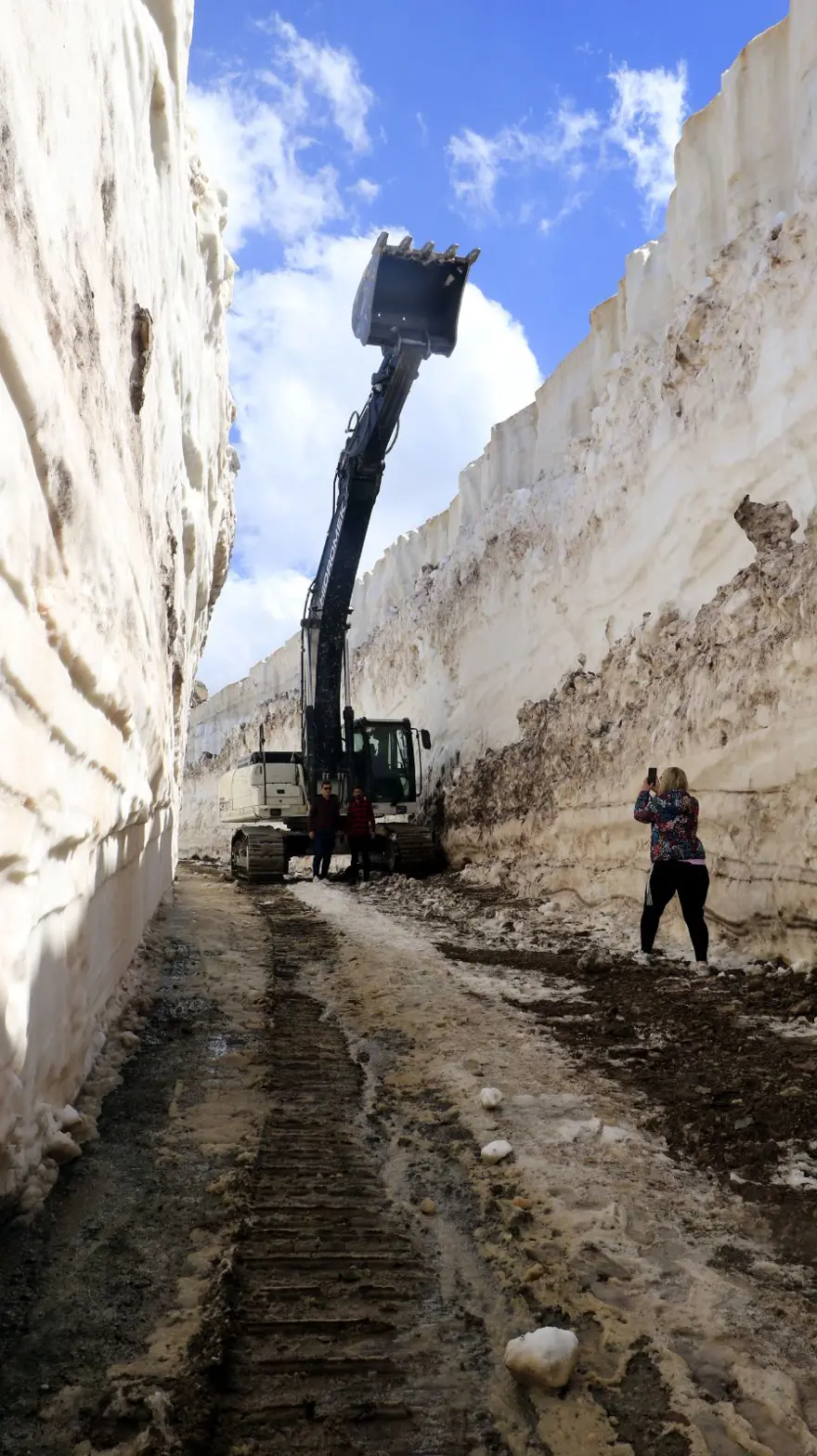 Yüksekova'da, mayıs sonu 8 metrelik karla mücadele 13