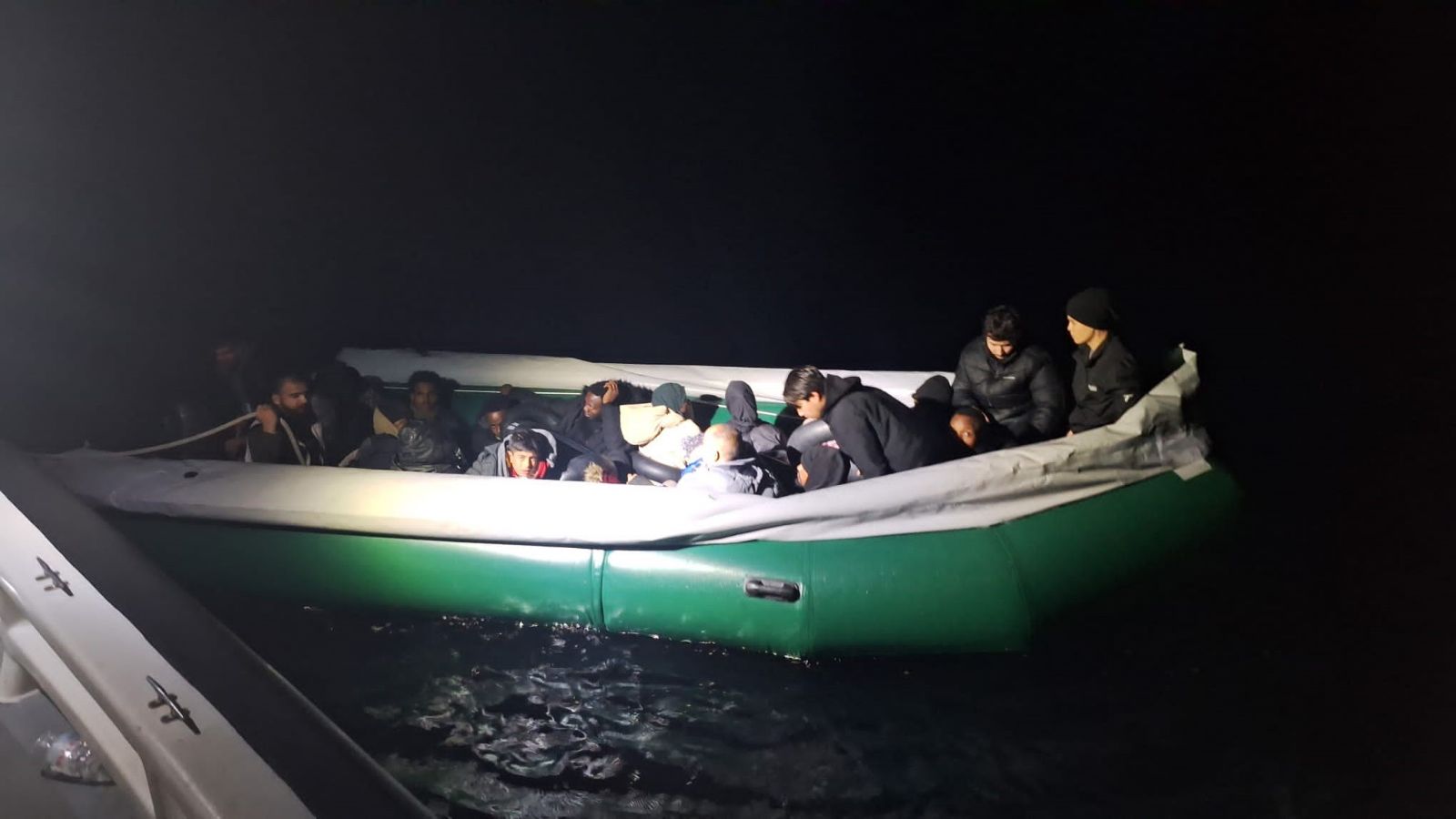 İzmir açıklarında 22 düzensiz göçmen kurtarıldı