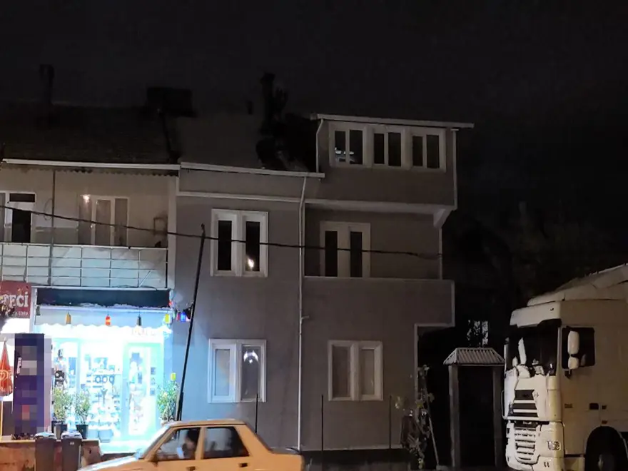 Bozulan anten sonu oldu:Çatıdan düşen adam yaşamını yitirdi 1