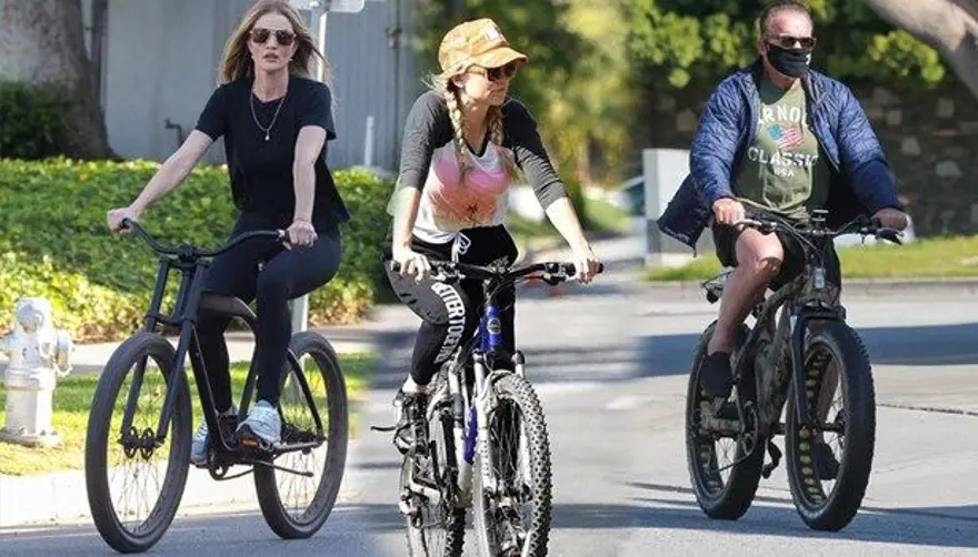 Jennifer Lopez ile Alex Rodriguez'den maskeli bisiklet turu (Karantinada bile bisikletten vazgeçmeyenler) 1 Jennifer Lopez ile Alex Rodriguez'den maskeli bisiklet turu (Karantinada bile bisikletten vazgeçmeyenler) 1