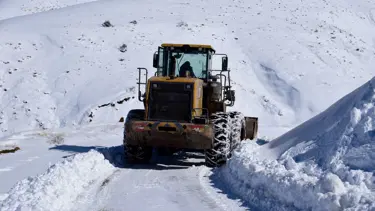 Bitlis'te karla mücadele: Kapanan 49 yol için çalışmalar sürüyor