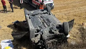 Tarlaya devrilen otomobildeki 2 kişi yaralandı