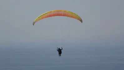 Van Gölü sahilinde yamaç paraşütü yarışması nefes kesti