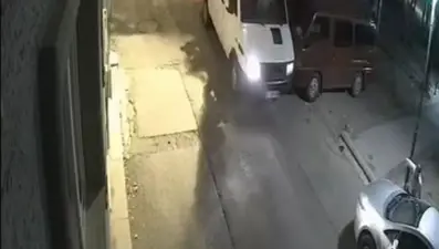 Minibüsüyle geri manevra yaparken, 2 otomobile çarpıp kaçtı