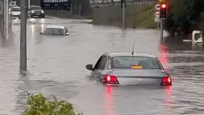 İzmir'de caddeler göle döndü, araçlar sular altında kaldı