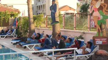 Havuz başında yasa dışı göçmen operasyonu