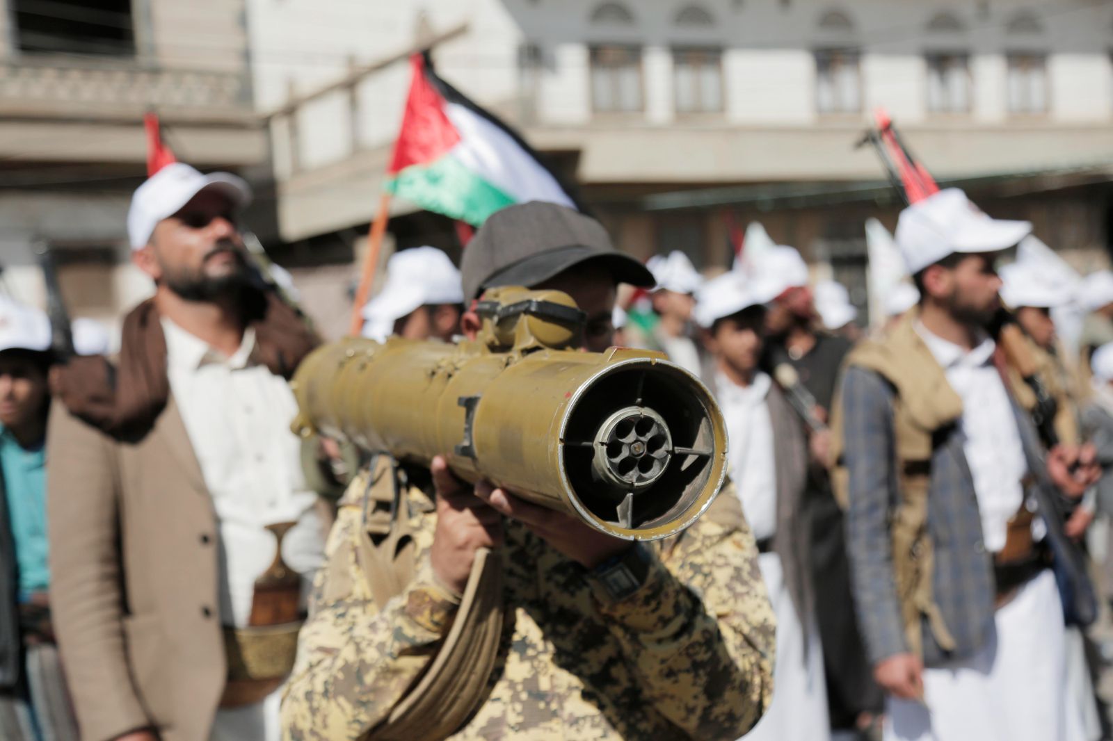 Husiler: ABD'ye ait destroyeri vurduk