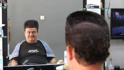 Günde 1 saat uğraşıyor, "kalpaklı" olarak anılıyor! Dökülen saçlarına bulduğu çözüm dikkat çekiyor