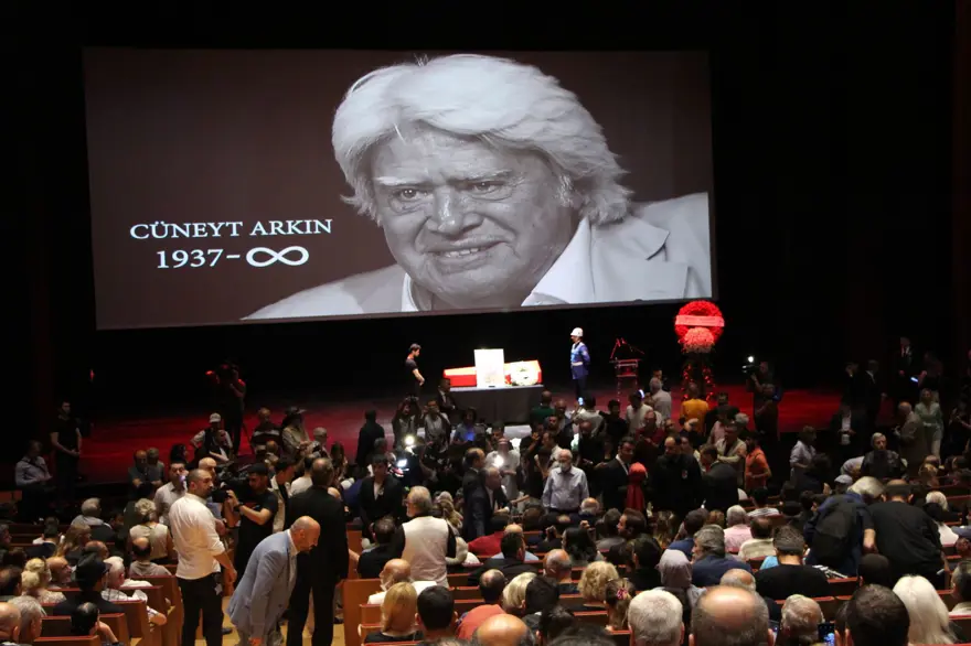 Cüneyt Arkın'ı binlerce kişi gözyaşlarıyla uğurladı 29 Cüneyt Arkın'ı binlerce kişi gözyaşlarıyla uğurladı 29