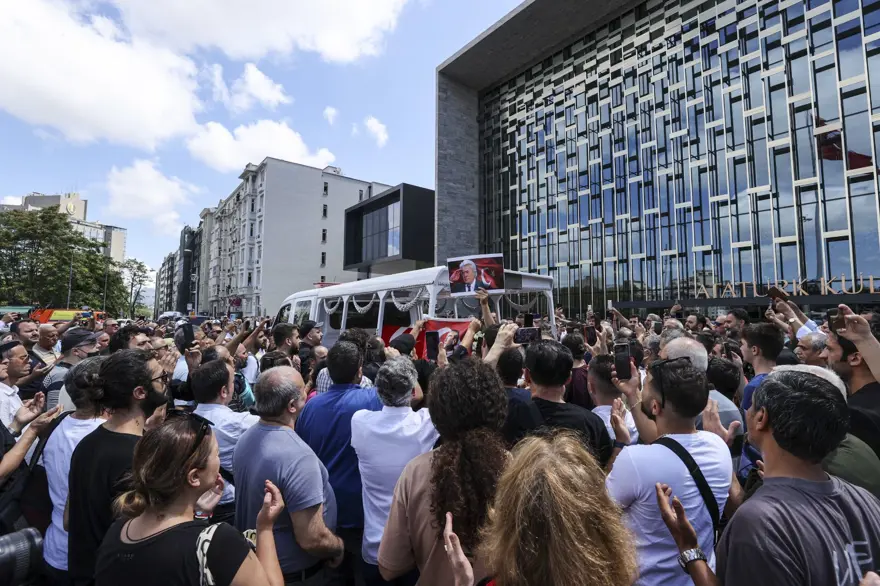 Cüneyt Arkın'ı binlerce kişi gözyaşlarıyla uğurladı 46 Cüneyt Arkın'ı binlerce kişi gözyaşlarıyla uğurladı 46