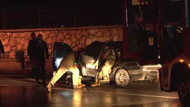 Pendik'te virajı alamayan araç bariyerlere çarptı: 2'si ağır 4 yaralı