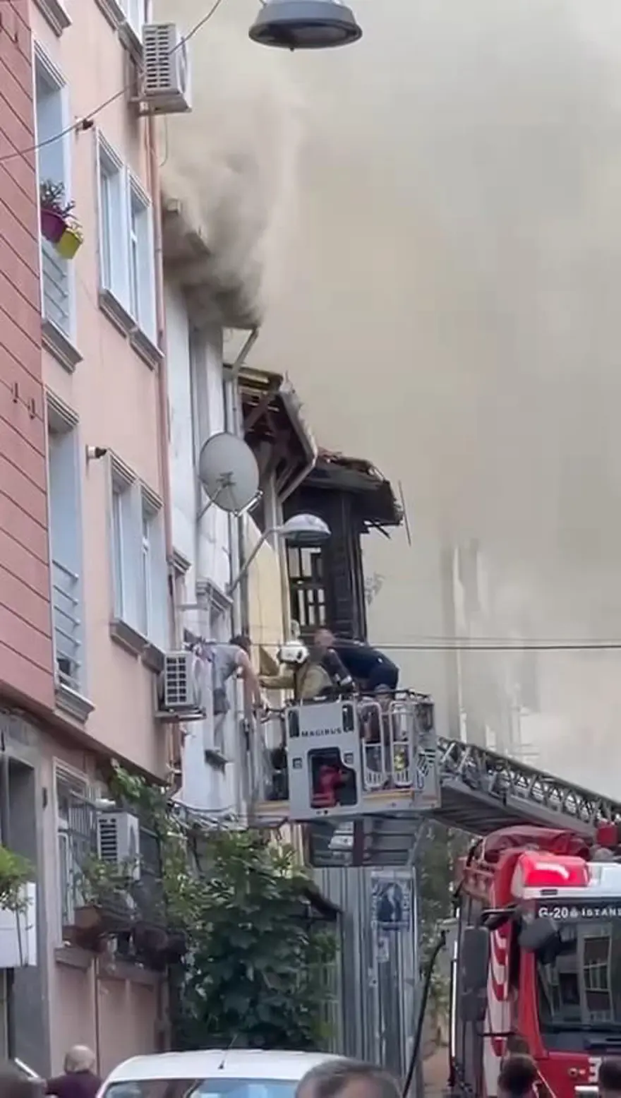Beyoğlu’nda yangın paniği: Mahsur kalanları itfaiye kurtardı 1