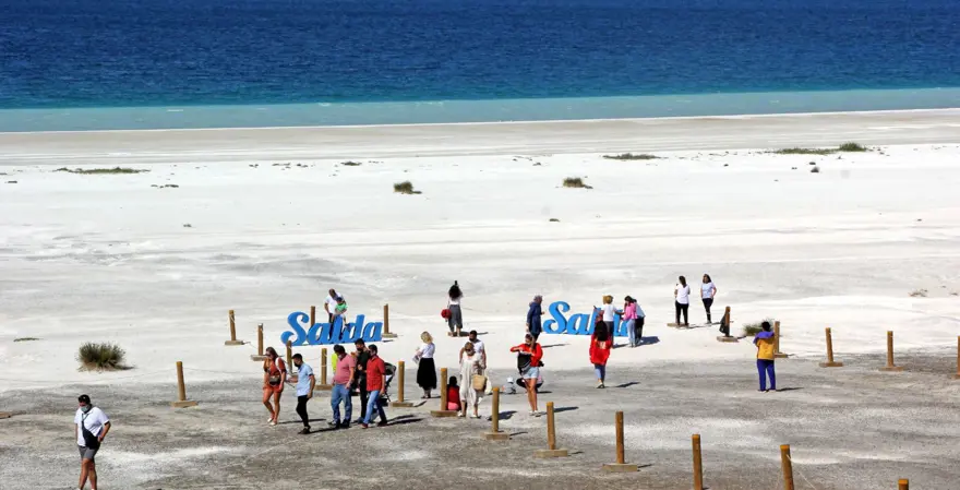 Normalleşme süreciyle Salda Gölü'nde ziyaretçi yoğunluğu 