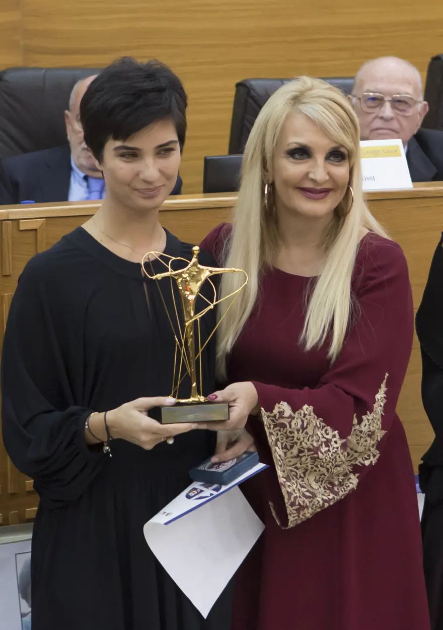 Oyuncu Tuba Büyüküstün'e Vatikan'da ödül 3