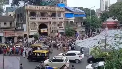 Mumbai’de güvercin tartışması: Yüzlerce kişi sokağa döküldü