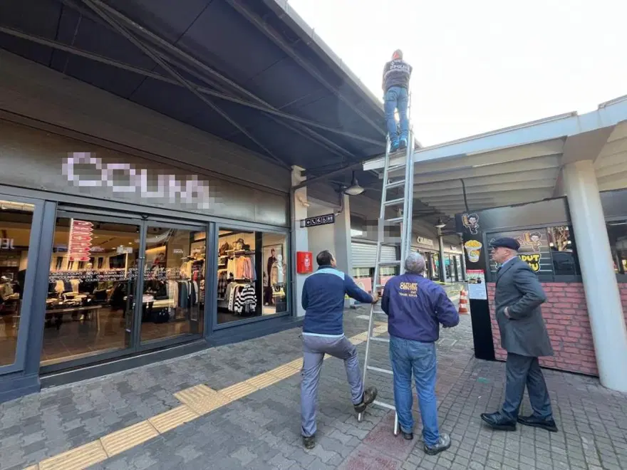 AVM’de film gibi kuyumcu soygunu: Havalandırma boşluğundaniçeri girdiler 4 AVM’de film gibi kuyumcu soygunu: Havalandırma boşluğundaniçeri girdiler 4