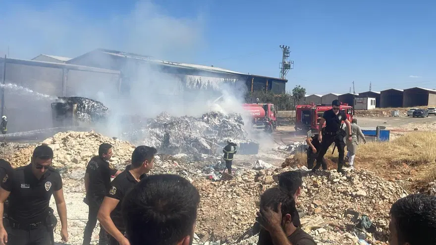 Geri dönüşüm fabrikasında korkutan yangın 5 Geri dönüşüm fabrikasında korkutan yangın 5
