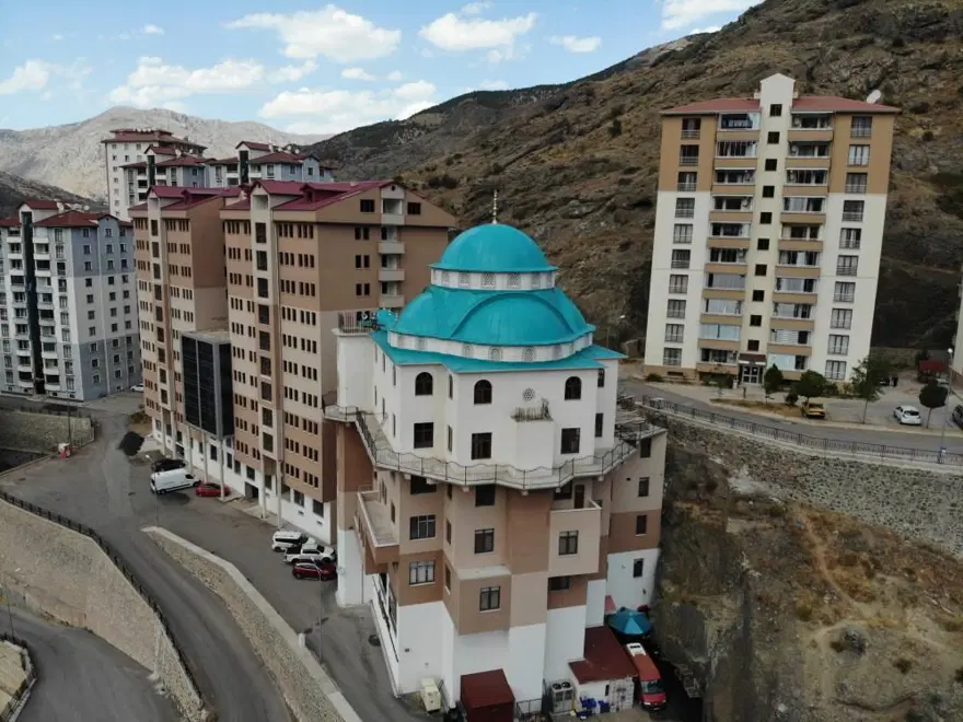6 katlı apartman cami: Yer sıkıntısına ilginç çözüm! 