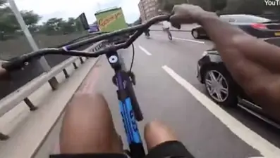 Bisikletle ön kaldırırken otomobile çarpıp şoförü suçladı