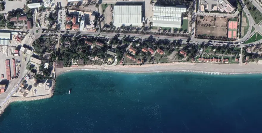 Konyaaltı Sahili 60 yılda 35 metre eridi, bir havluluk yer kaldı 2 Konyaaltı Sahili 60 yılda 35 metre eridi, bir havluluk yer kaldı 2