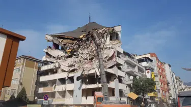 Kocaeli'de 1999 depreminde zarar gören bina yıkılıyor