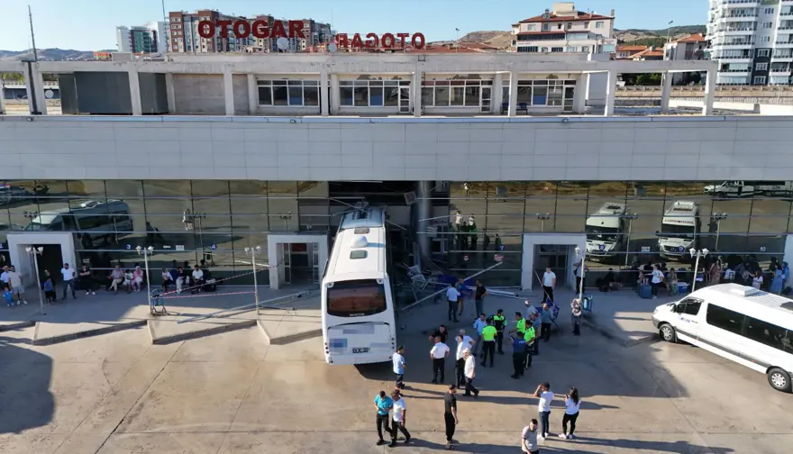 Yolcu otobüsü otogara daldı, facianın eşiğinden dönüldü: 3 yaralı 2 Yolcu otobüsü otogara daldı, facianın eşiğinden dönüldü: 3 yaralı 2