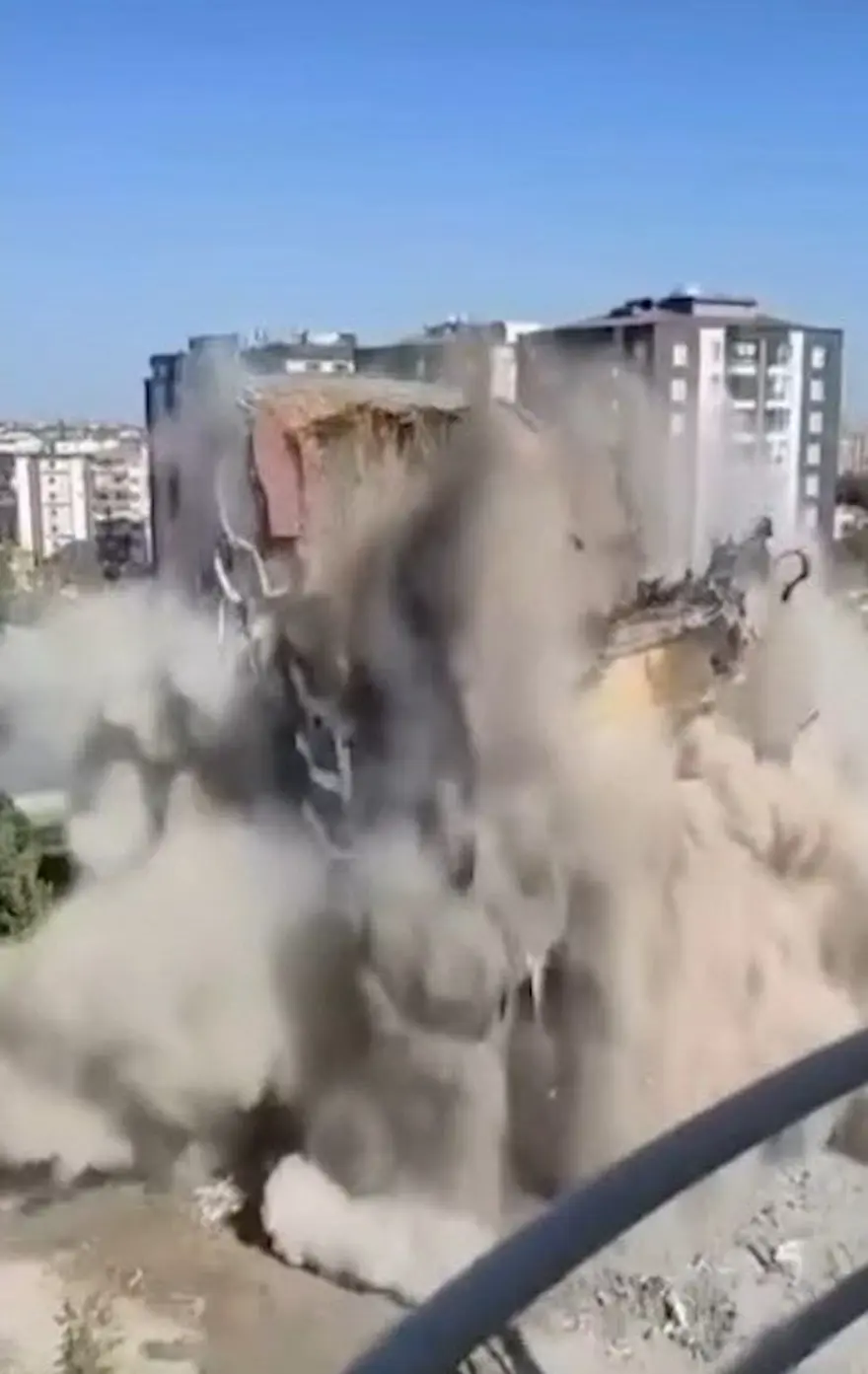Diyarbakır'da 11 katlı bina yıkım sırasında çöktü Diyarbakır'da 11 katlı bina yıkım sırasında çöktü
