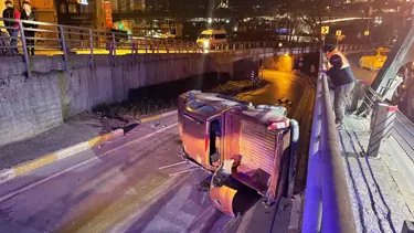 Beyoğlu'nda trafik kazası: Pikap takla attı, 3 kişi yaralandı