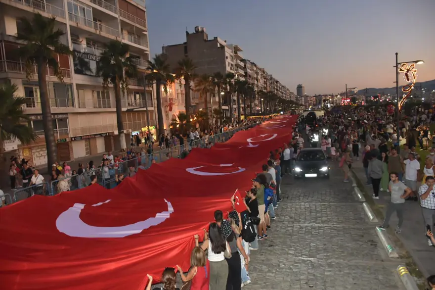 İzmir’de kurtuluş günü coşkusu: Tarkan konserine yüz binlerce kişi akın etti 25