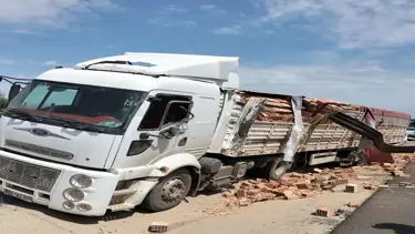 Tek şeride düşen yolda TIR'lar kafa kafaya çarpıştı
