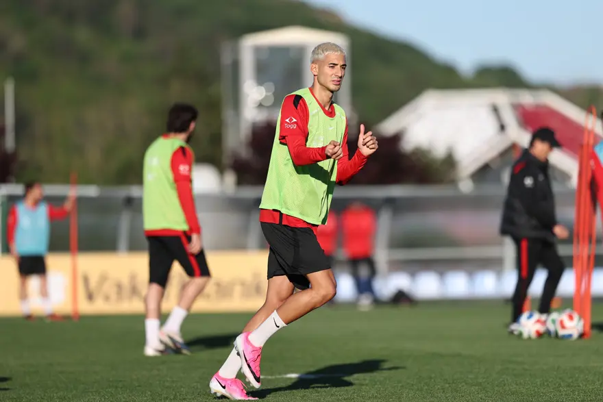 Fenerbahçeli futbolcu milli takım kampında imaj değiştirdi. Yeni saç rengini görenler bir daha baktı 5