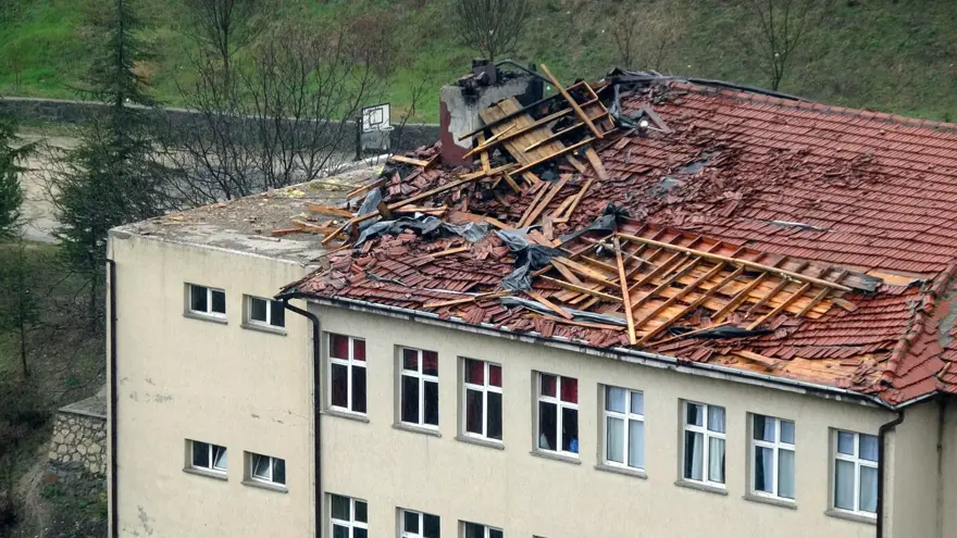 Bolu'da hortum çatıları uçurdu 6 Bolu'da hortum çatıları uçurdu 6