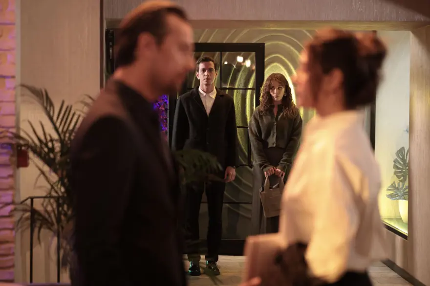 ÖMER, GAMZE'NİN İŞ YEMEĞİNİ BASTI 10