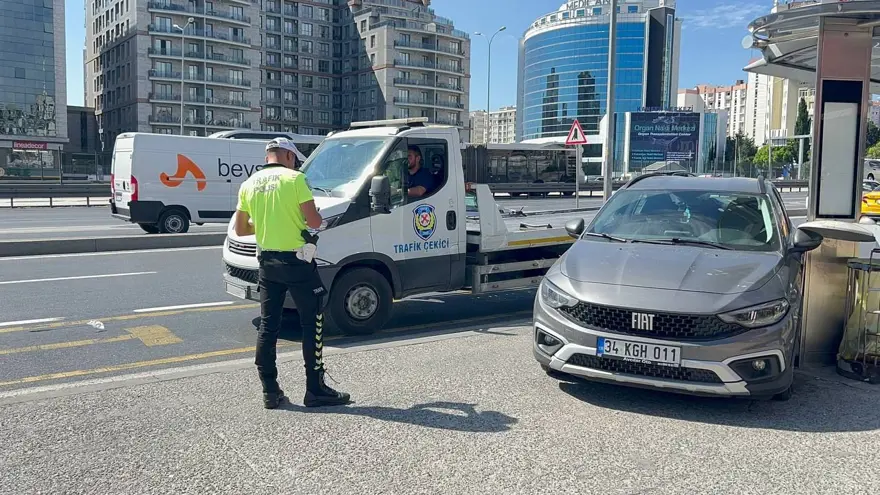 İstanbul'da otomobil durağa daldı 5 İstanbul'da otomobil durağa daldı 5