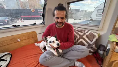 38 yaşındaki görme engelli öğretmen karavanda yaşıyor: Azmiyle ve hikayesiyle herkese örnek oldu