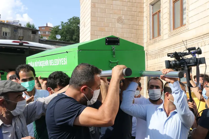 Hüzünlü veda: Pınar Gültekin son yolculuğuna uğurlandı 7