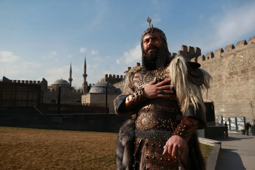 Giydiği kıyafeti çizme, yüzük, kılıç kınıyla tamamlıyor: 33 yaşındaki Gezer alp kıyafetliyle ilgi çekiyor 3