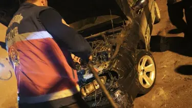 Van'da park halindeki araba yandı