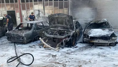 Hatay’da sanayi sitesinde yangın: 5 otomobil kullanılamazhale geldi