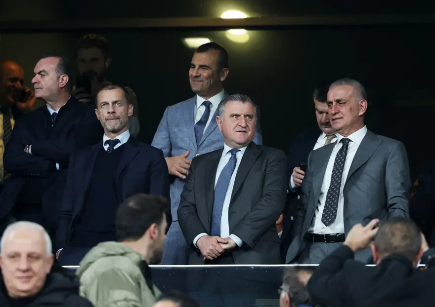 Fenerbahçe Avrupa'da Athletic Bilbao'ya mağlup oldu: Mert Müldür'e kırmızı kart 2 Fenerbahçe Avrupa'da Athletic Bilbao'ya mağlup oldu: Mert Müldür'e kırmızı kart 2