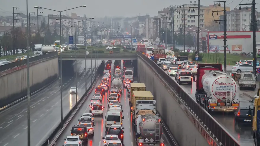 TIR köprünün altına sıkıştı, D-100 ulaşıma kapandı 