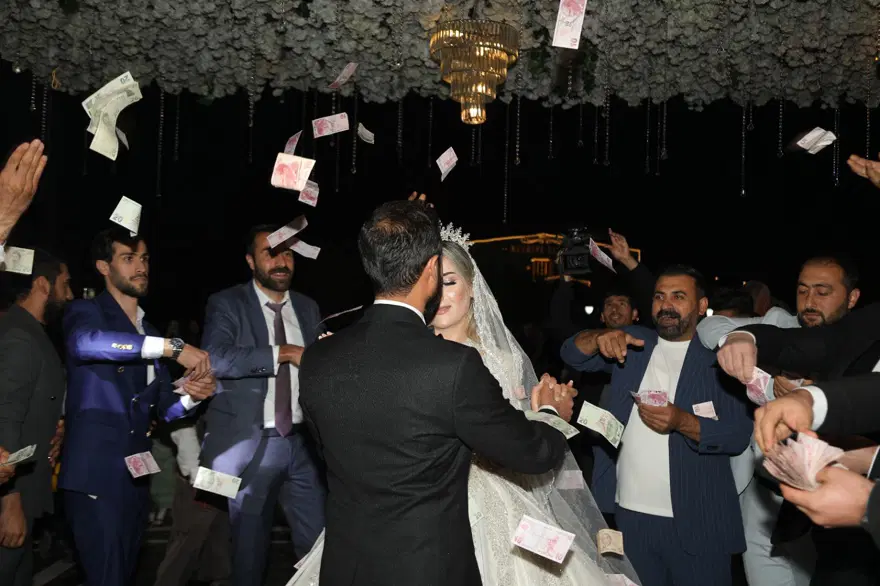 Ağırlığından hareket edemedi: 6 kilo altın ve paralar iki valize sığabildi 10 Ağırlığından hareket edemedi: 6 kilo altın ve paralar iki valize sığabildi 10