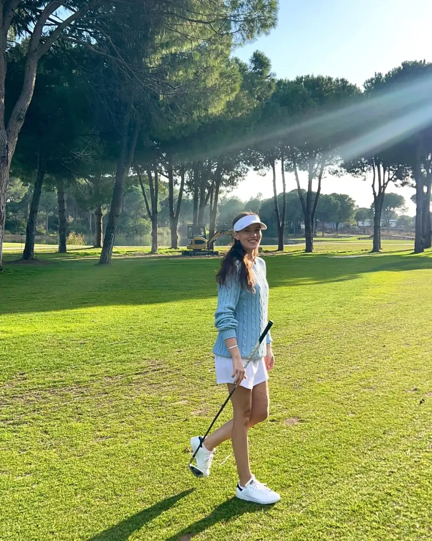 Fahriye Evcen golfteki hünerlerini sergiledi 