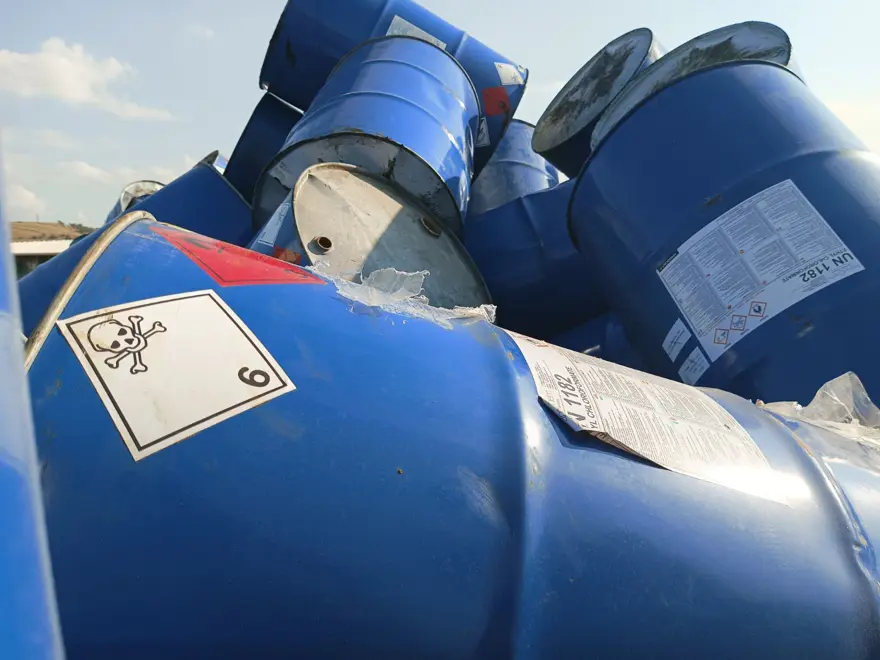 Boş arsada zehirli 80 varil bulundu 1