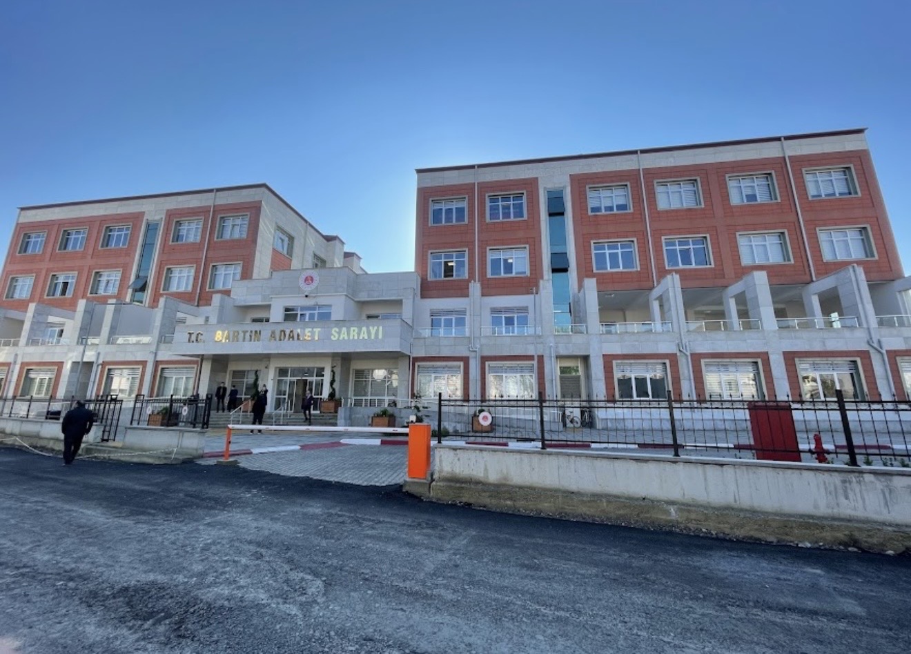 13 yaşındaki çocuğa cinsel istismar. Anne de tutuklandı