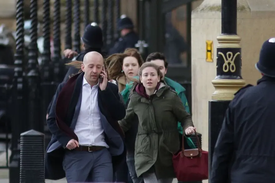 Londra'da silah sesleri (Olay yerinden ilk kareler) 24