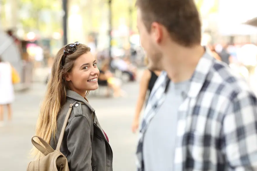 Birinin sizden hoşlandığını nasıl anlarsınız? 8 işaret ele veriyor 